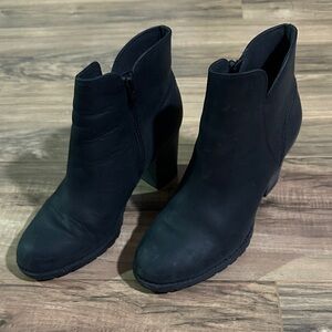 Clark’s Black Nubuck Leather Ankle Booties size 8.5